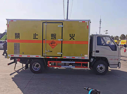 保城镇爆破器材运输车工人安全操作规范与智能技术保障